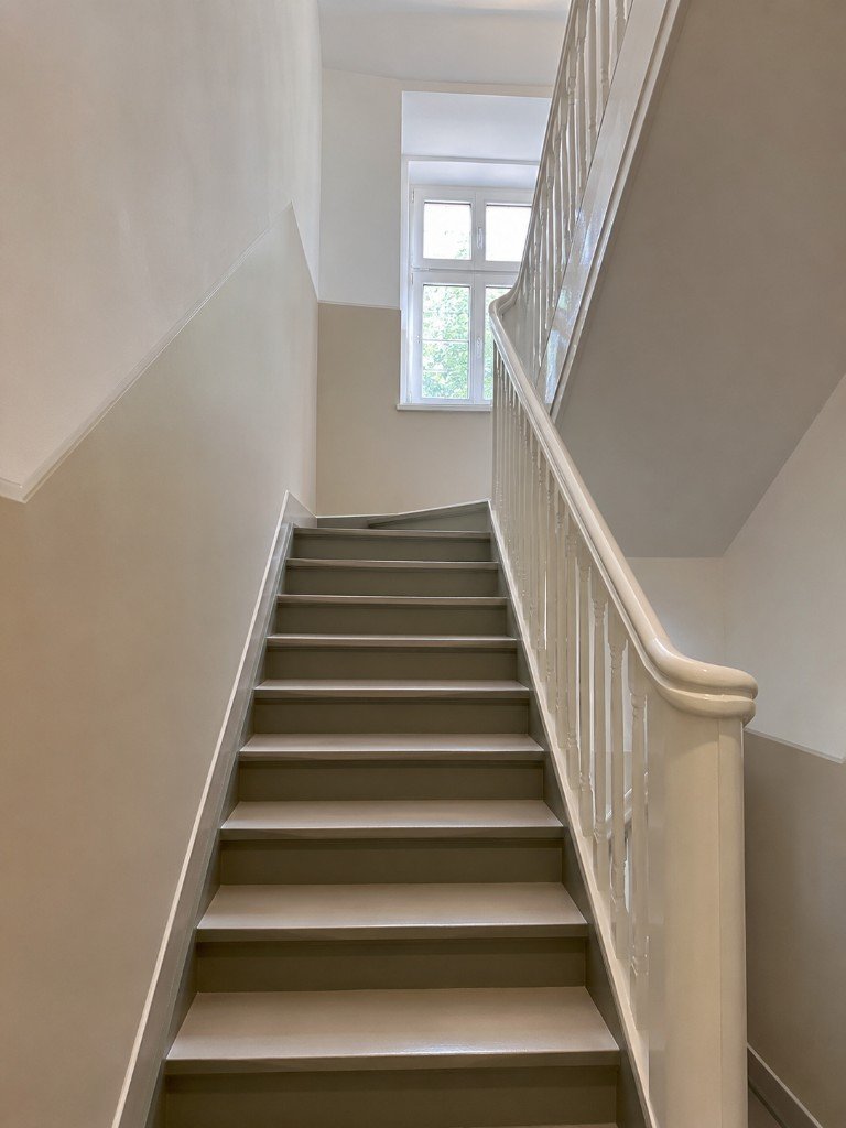 Treppenhausanstrich in Berlin-Weißensee – frisch gestrichenes Treppenhaus nach der Renovierung
