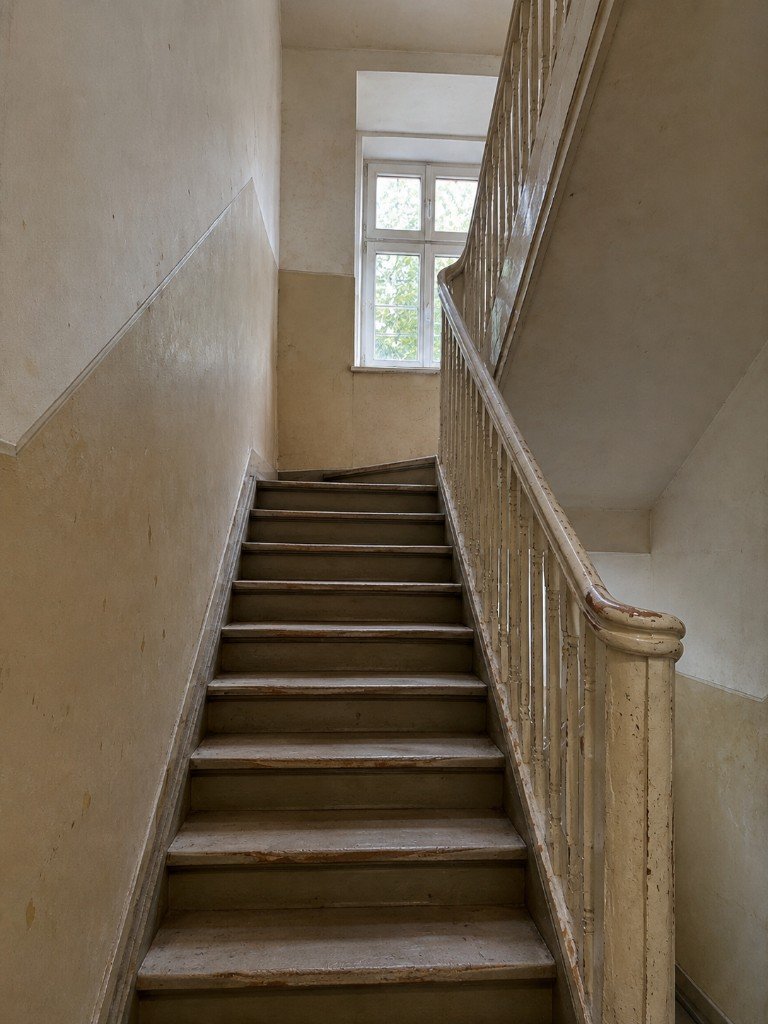 Treppenhausanstrich in Berlin-Weißensee – Treppenhaus vor dem Anstrich mit abgenutzten Wänden