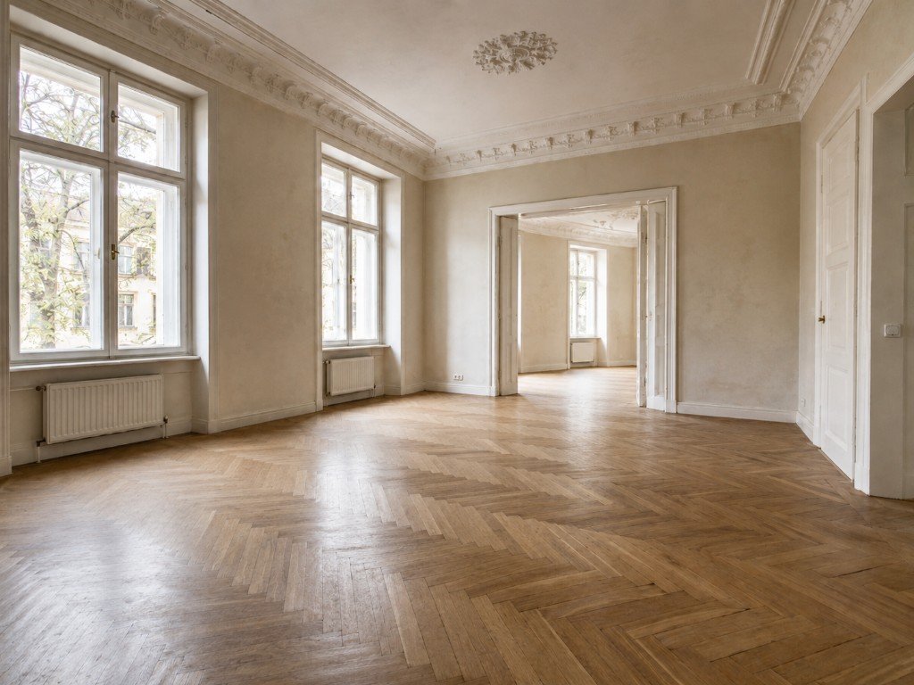 Wohnungsrenovierung in Berlin – fertig renovierter Altbau-Raum nach Malerarbeiten