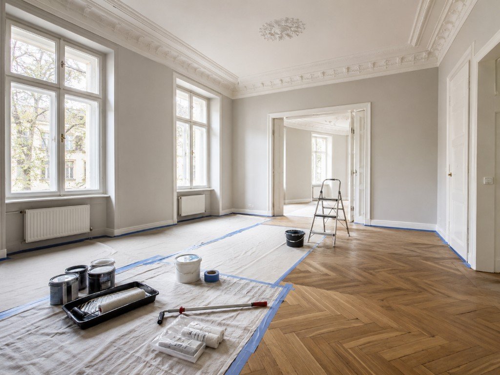 Wohnungsrenovierung in Berlin – Raum während der Malerarbeiten mit Abdeckung